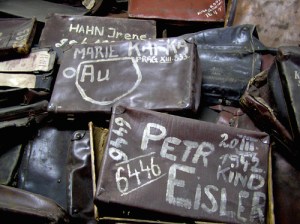 maletas en Auschwitz