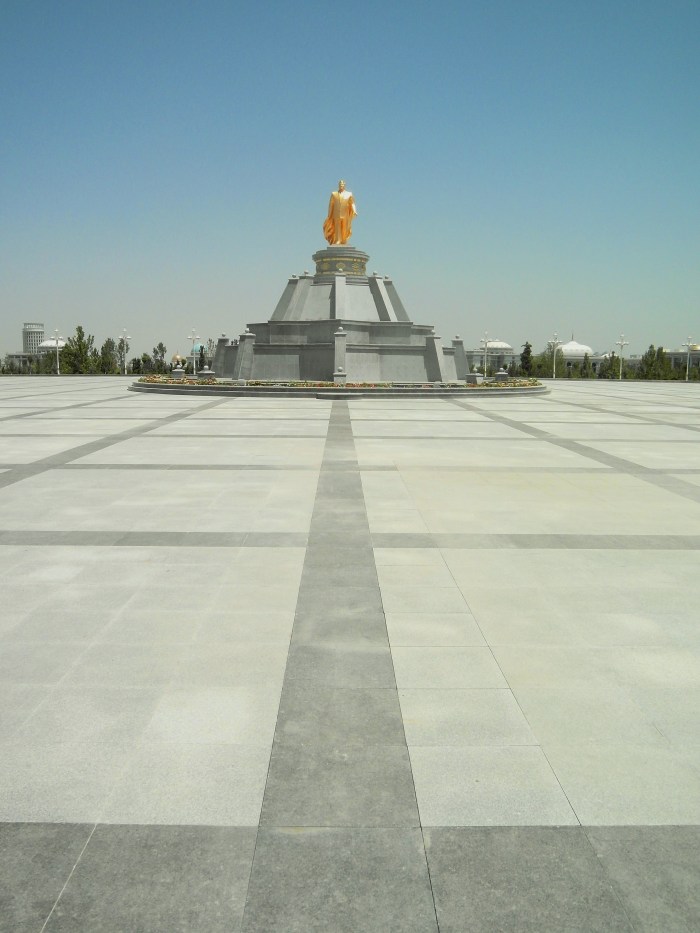 Aunque en esta foto se pierde en el dorado, muchas de las estatuas de Niyazov tienen una capa a lo superheroe bastante curiosa de ver. 