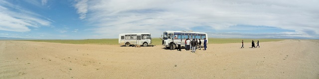 dos autobuses en mitad de la nada.