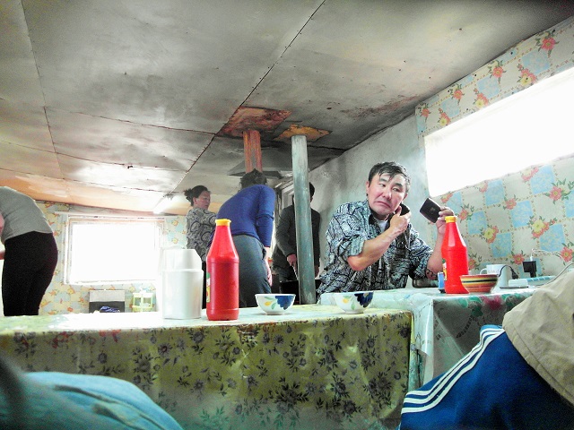 En los restaurantes de la estepa podrñía uno encontrar imágenes como esta. Un hombre afeitándose con toda la naturalidad del mundo.