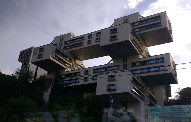 Banco de Georgia (antiguo Ministerio de Construcción de Autovías), de George Chakhava, Zurab Jalaghania y Temur Tkhilava (1975). Tiflis